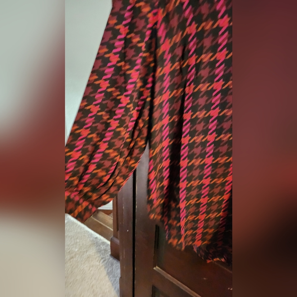 Women's Houndstooth Top - Black and Pink - Picture 2 of 3